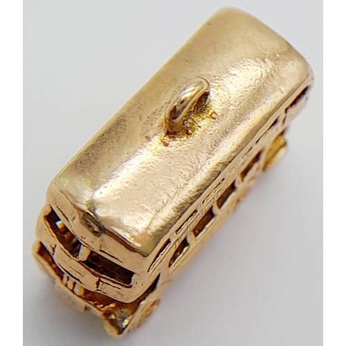 464 - A 9K YELLOW GOLD DOUBLE DECKER LONDON BUS CHARM. 3.2G TOTAL WEIGHT. APPROX. 1.2CM IN HEIGHT AND 1.7C... 