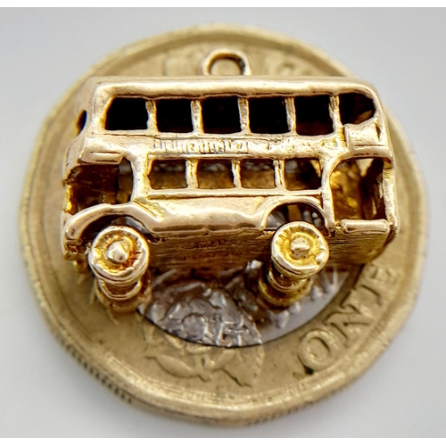 464 - A 9K YELLOW GOLD DOUBLE DECKER LONDON BUS CHARM. 3.2G TOTAL WEIGHT. APPROX. 1.2CM IN HEIGHT AND 1.7C... 