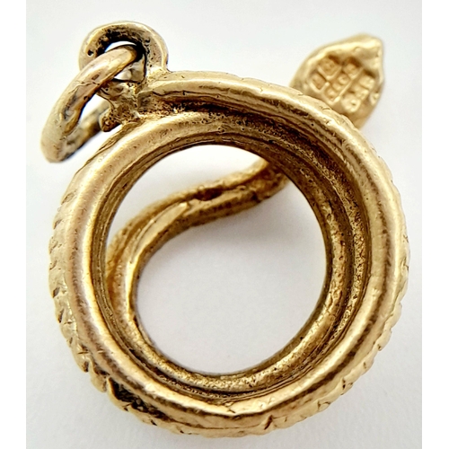 478 - A 9K YELLOW GOLD SNAKE CHARM. 3.48G IN WEIGHT. Ref: SC 1034