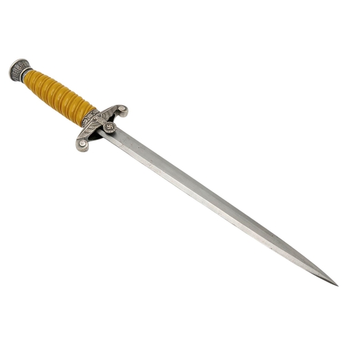 52 - A 3rd Reich Army Dagger by Holler of Solingen. Nice crack free pumpkin coloured handle. Overall very... 