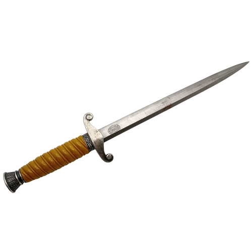 52 - A 3rd Reich Army Dagger by Holler of Solingen. Nice crack free pumpkin coloured handle. Overall very... 