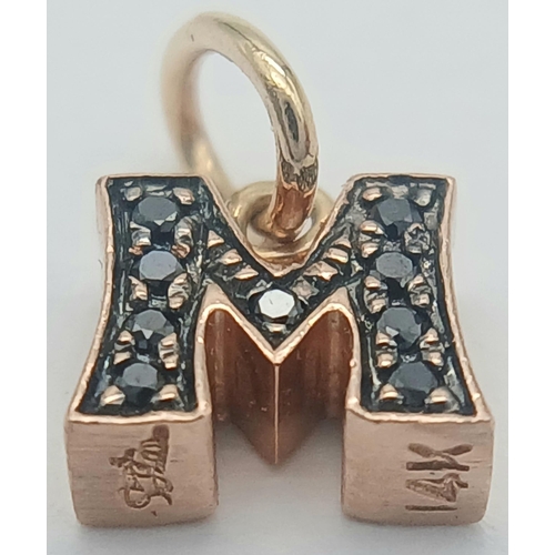 625 - A 14K ROSE GOLD BLACK DIAMOND SET INITIAL M CHARM / PENDANT. 1.2G TOTAL WEIGHT. APPROX 0.8CM IN HEIG... 