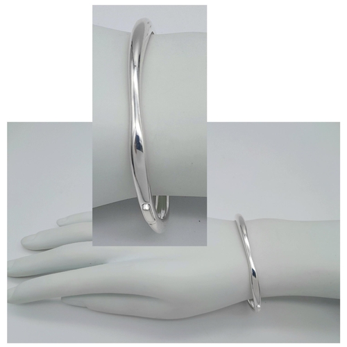 681 - A MONICA VINADER STERLING SILVER BANGLE. 16.45G IN WEIGHT. Ref: SC 1070