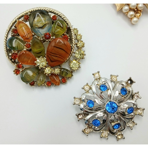 7 - A Stunning selection of VINTAGE BROOCHES to include jewelled etc. Many extremely large show stopping... 