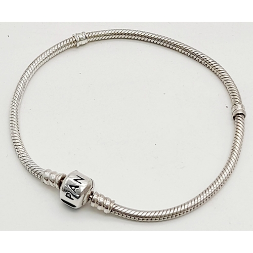 814 - A PANDORA STERLING SILVER MOMENTS BRACELET. 15.5G IN WEIGHT. APPROX. 20CM IN LENGTH. Ref: 9224