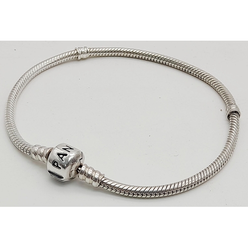 814 - A PANDORA STERLING SILVER MOMENTS BRACELET. 15.5G IN WEIGHT. APPROX. 20CM IN LENGTH. Ref: 9224