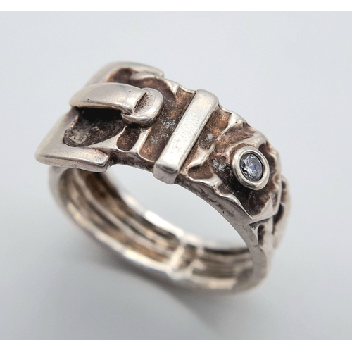 906 - A STERLING SILVER BUCKLE RING. 8.8G IN WEIGHT. SIZE Z AND 1/2. Ref: 7860