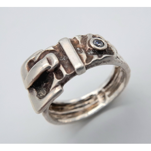 906 - A STERLING SILVER BUCKLE RING. 8.8G IN WEIGHT. SIZE Z AND 1/2. Ref: 7860