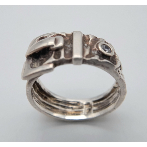 906 - A STERLING SILVER BUCKLE RING. 8.8G IN WEIGHT. SIZE Z AND 1/2. Ref: 7860