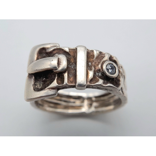 906 - A STERLING SILVER BUCKLE RING. 8.8G IN WEIGHT. SIZE Z AND 1/2. Ref: 7860