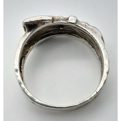 906 - A STERLING SILVER BUCKLE RING. 8.8G IN WEIGHT. SIZE Z AND 1/2. Ref: 7860