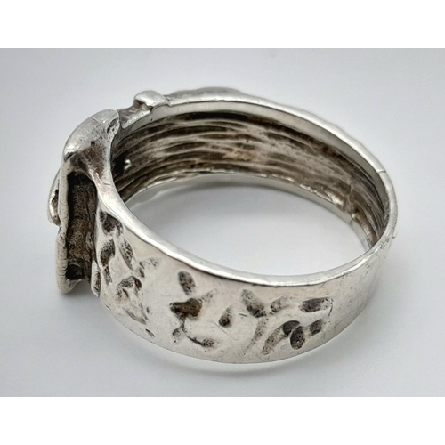 906 - A STERLING SILVER BUCKLE RING. 8.8G IN WEIGHT. SIZE Z AND 1/2. Ref: 7860