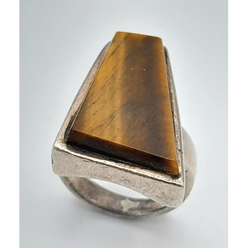 920 - A STERLING SILVER FANCY TIGERS EYE SET RING. 13.15G IN WEIGHT. SIZE O. Ref: 7800