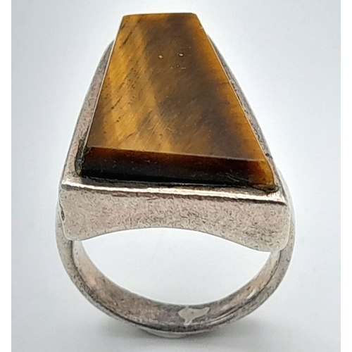 920 - A STERLING SILVER FANCY TIGERS EYE SET RING. 13.15G IN WEIGHT. SIZE O. Ref: 7800