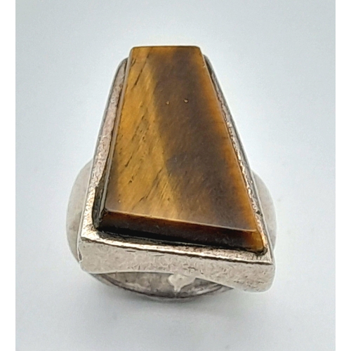 920 - A STERLING SILVER FANCY TIGERS EYE SET RING. 13.15G IN WEIGHT. SIZE O. Ref: 7800