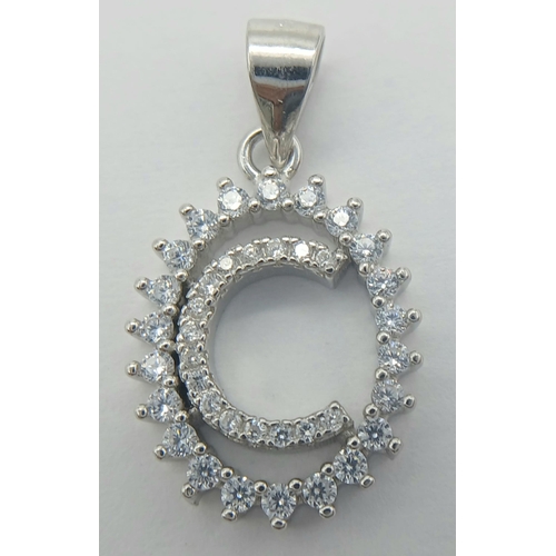 934 - A STERLING SILVER STONE SET INITIAL C PENDANT. 2.3G TOTAL WEIGHT. APPROX. 1.5CM IN WIDTH AND 2.5CM I... 