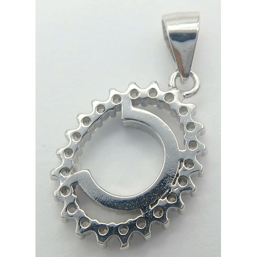 934 - A STERLING SILVER STONE SET INITIAL C PENDANT. 2.3G TOTAL WEIGHT. APPROX. 1.5CM IN WIDTH AND 2.5CM I... 