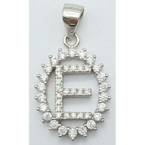 941 - A STERLING SILVER STONE SET INITIAL E PENDANT. 2.2G TOTAL WEIGHT. APPROX. 2.5CM IN HEIGHT AND 1.4CM ... 