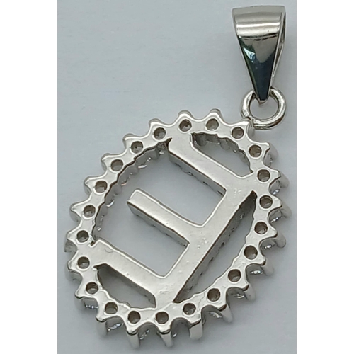 941 - A STERLING SILVER STONE SET INITIAL E PENDANT. 2.2G TOTAL WEIGHT. APPROX. 2.5CM IN HEIGHT AND 1.4CM ... 