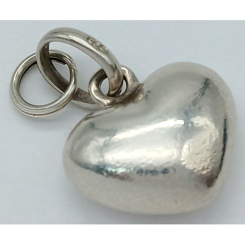 955 - A LINKS OF LONDON STERLING SILVER HEART CHARM. 4.2G TOTAL WEIGHT. APPROX. 2.7 IN LENGTH AND 1.7CM IN... 