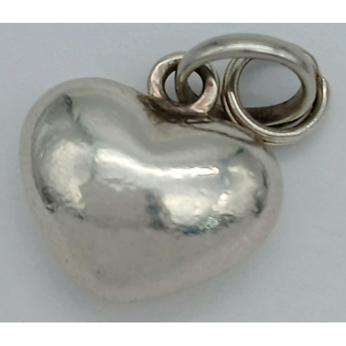 955 - A LINKS OF LONDON STERLING SILVER HEART CHARM. 4.2G TOTAL WEIGHT. APPROX. 2.7 IN LENGTH AND 1.7CM IN... 