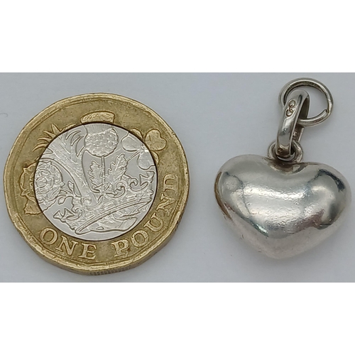 955 - A LINKS OF LONDON STERLING SILVER HEART CHARM. 4.2G TOTAL WEIGHT. APPROX. 2.7 IN LENGTH AND 1.7CM IN... 