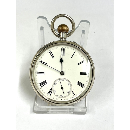 720 - An Antique gents large silver pocket watch. In working order.