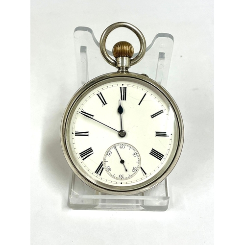 720 - An Antique gents large silver pocket watch. In working order.