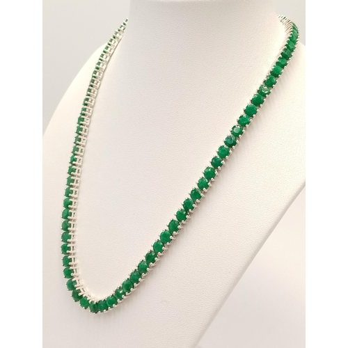 242 - A 925 silver emerald gemstone tennis necklace. Round-cut emerald stones. Total length: 45.6cm. Total... 