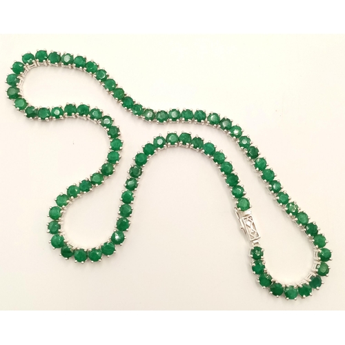 242 - A 925 silver emerald gemstone tennis necklace. Round-cut emerald stones. Total length: 45.6cm. Total... 