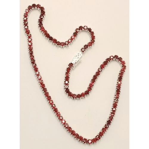 307 - A 925 silver garnet gemstone tennis necklace. Round-cut garnet stones. Total length: 46cm. Total wei... 