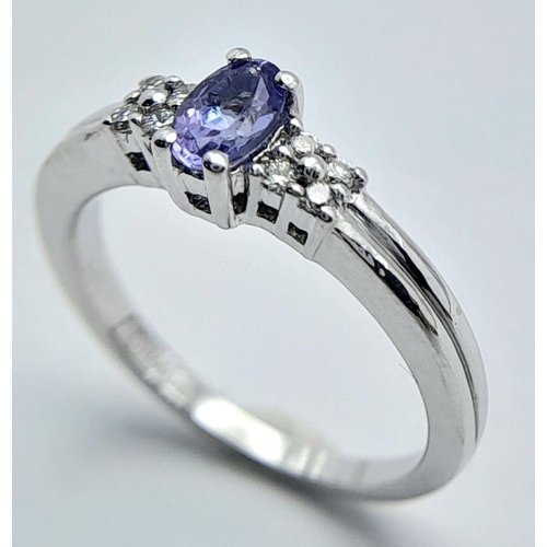 562 - A 9K WHITE GOLD DIAMOND & TANZANITE RING. 2.4G TOTAL WEIGHT. SIZE I. Ref: SC 1032