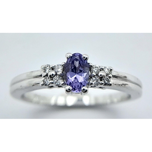 562 - A 9K WHITE GOLD DIAMOND & TANZANITE RING. 2.4G TOTAL WEIGHT. SIZE I. Ref: SC 1032