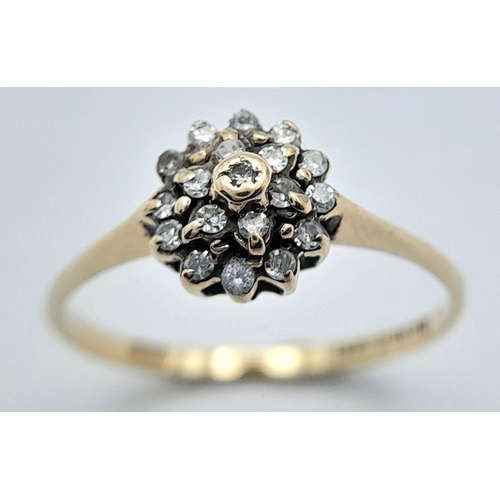 717 - A 9K YELLOW GOLD DIAMOND SET CLUSTER RING. 1.1G TOTAL WEIGHT. SIZE L. Ref: J S 1002