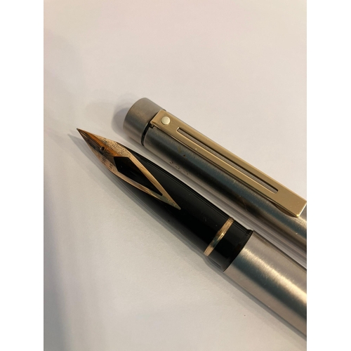 154 - Vintage SHEAFFER FOUNTAIN PEN. Chrome finish with 14 CARAT GOLD NIB. Ink cartridge system. Excellent... 