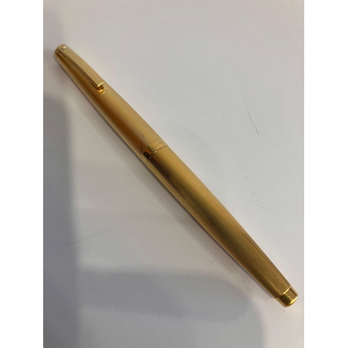 35 - Vintage GOLD PLATED SHEAFFER FOUNTAIN PEN. 14 CARAT GOLD NIB. Ink cartridge filling. Lid fits perfec... 