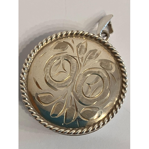 497 - Vintage SILVER LOCKET. Circular Shape. Beautifully decorated with Silver Rope Border. Approx 3 cm Di... 