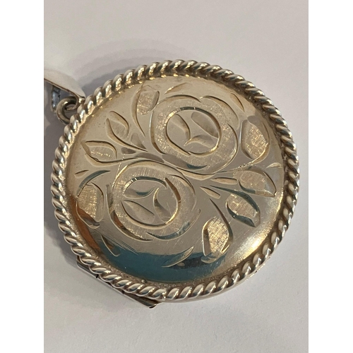 497 - Vintage SILVER LOCKET. Circular Shape. Beautifully decorated with Silver Rope Border. Approx 3 cm Di... 