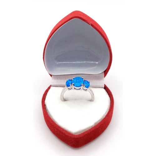 286 - An eye catching, sterling silver ring with three mesmerising, synthetic opal oval cabochons with pre... 