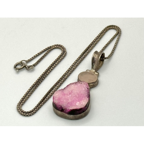 929 - A Vintage Sterling Silver Dyed Quartz Geode and Rose Quartz Pendant Necklace. 40cm Length Chain. The... 