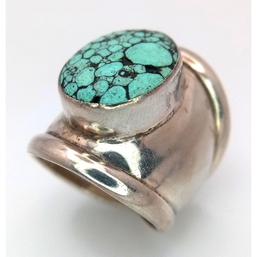 985 - A Vintage Silver Native American (Navajo) Design Turquoise Cabochon Ring Size T. The ring measures 2... 