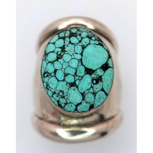 985 - A Vintage Silver Native American (Navajo) Design Turquoise Cabochon Ring Size T. The ring measures 2... 