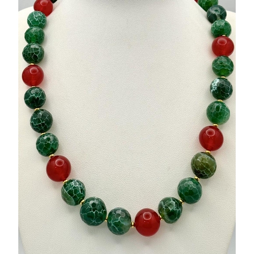 1715 - A very attractive, vivid green, crackled agate necklace and earrings necklace with red carnelian hig... 