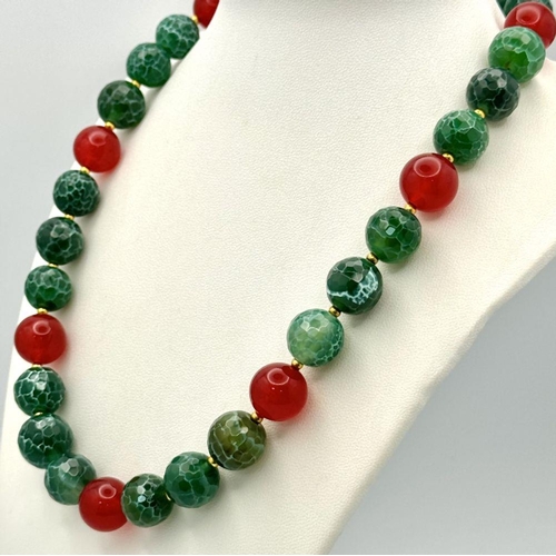 1715 - A very attractive, vivid green, crackled agate necklace and earrings necklace with red carnelian hig... 