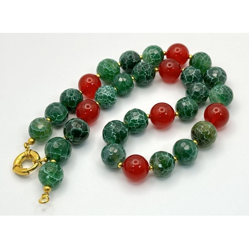 1715 - A very attractive, vivid green, crackled agate necklace and earrings necklace with red carnelian hig... 