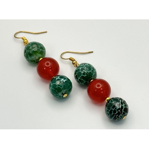 1715 - A very attractive, vivid green, crackled agate necklace and earrings necklace with red carnelian hig... 