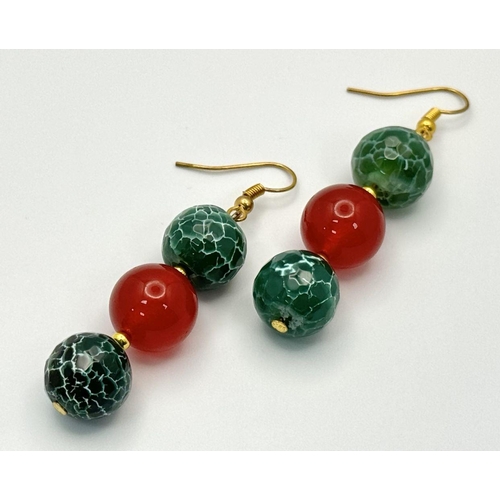 1715 - A very attractive, vivid green, crackled agate necklace and earrings necklace with red carnelian hig... 