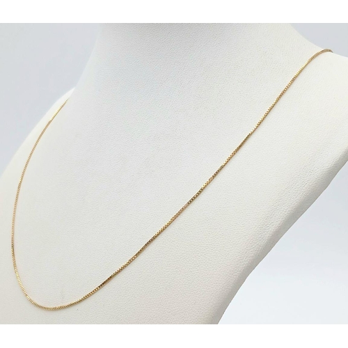 217 - Classic 9 CARAT GOLD FINE BOX CHAIN NECKLACE. Full UK hallmark. 1.67 grams. 48 cm.