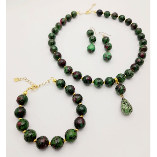 285 - A wonderful set of natural Ruby-Zoisite necklace, bracelet and earrings set sterling silver- and gol... 