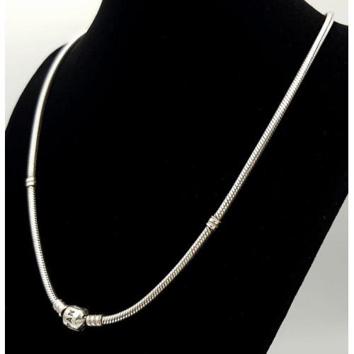 489 - A Stylish Pandora Solid Silver 925 Snake Necklace, 46cm, 30 grams. In excellent condition.